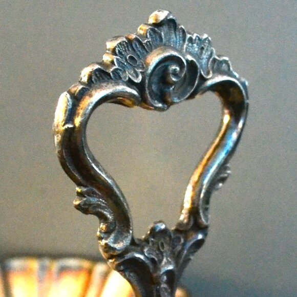 Vintage MCM Sheridan Silver Company Clam Shell Server Ornate Handle Dining - Picture 7 of 7